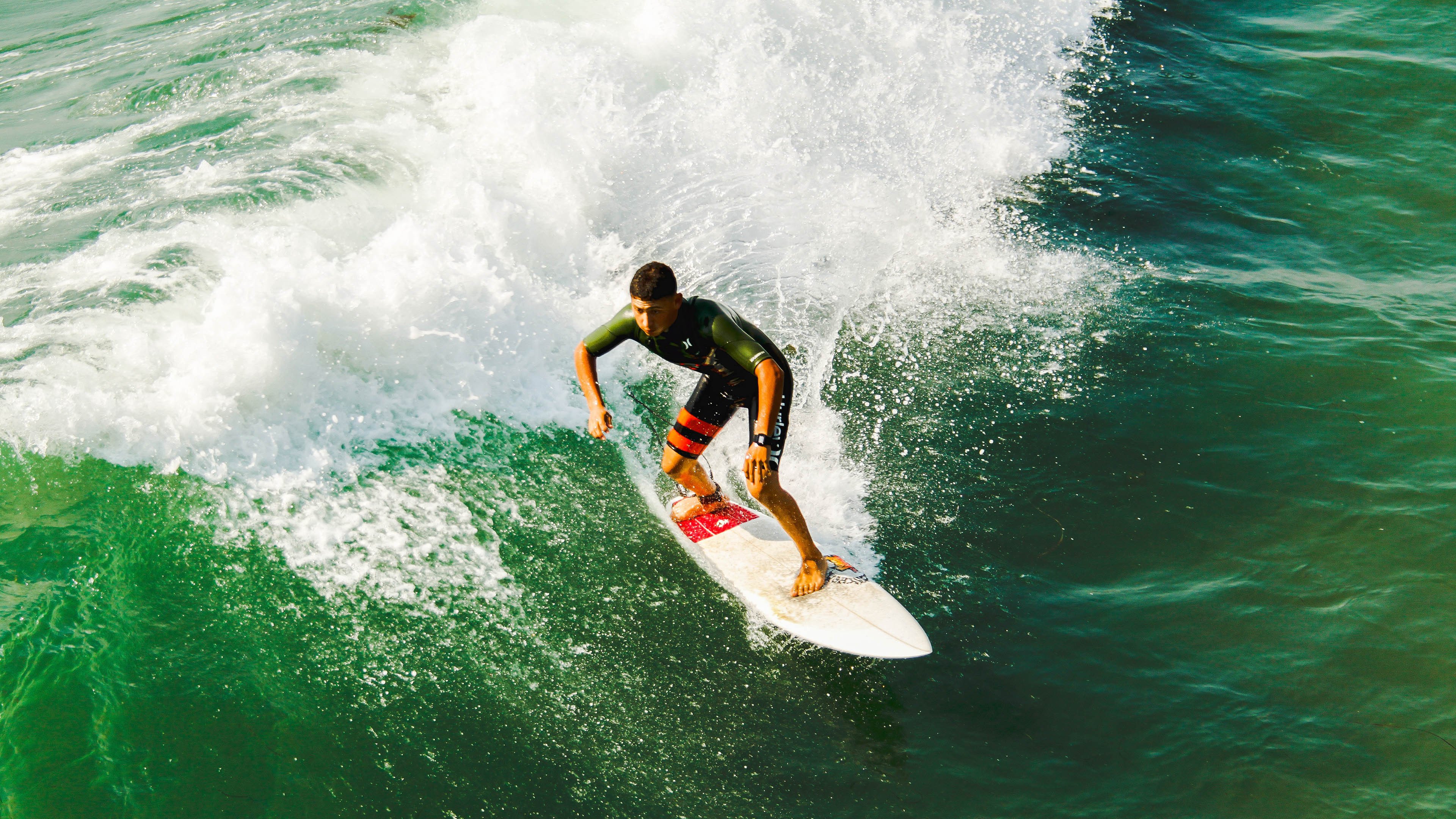 国家攀岩队训练注重动作连贯与节奏掌控,攀岩专项训练