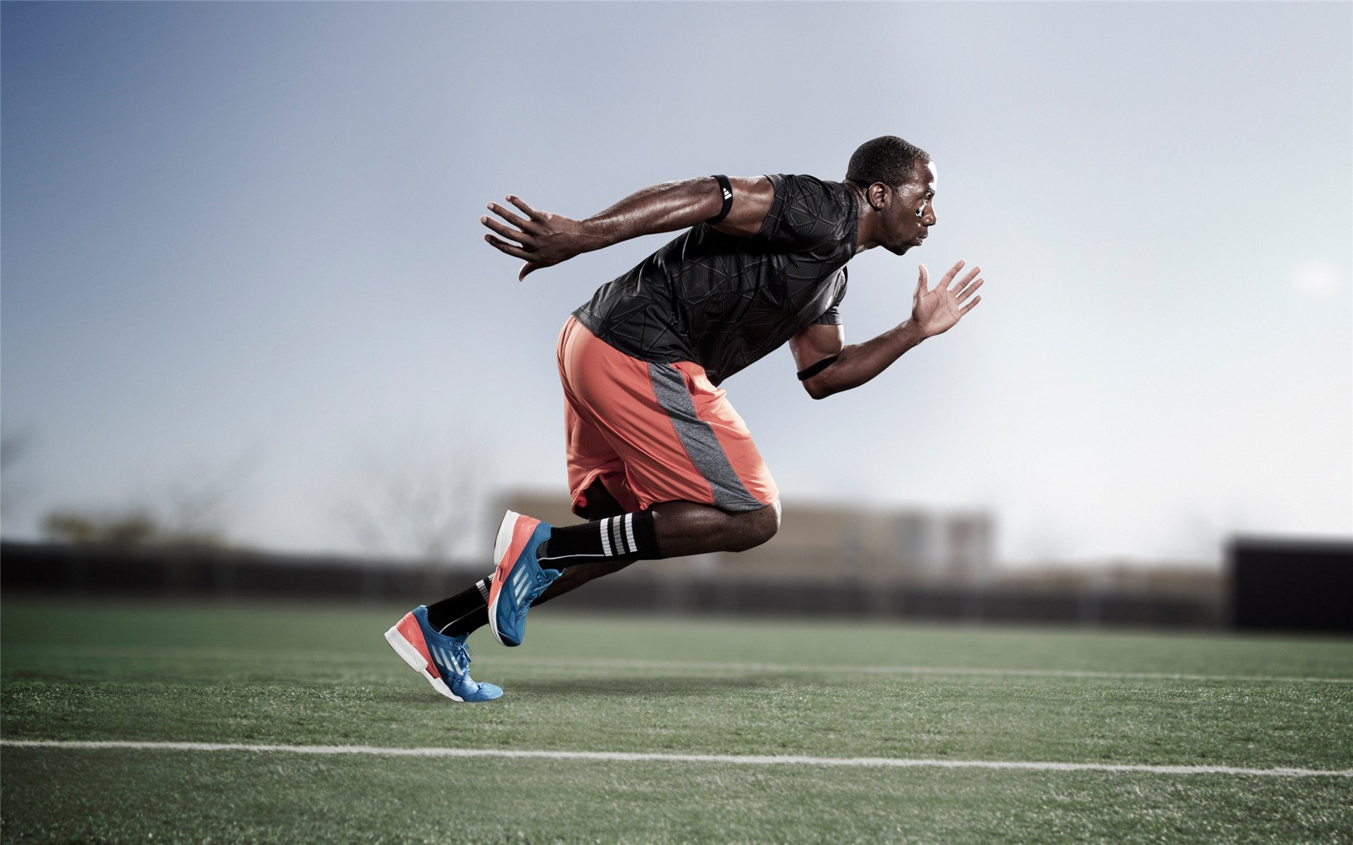 法甲劲旅，比分2-1，球队头号射手破门，控球时间58%，关键数据：传球成功率81%